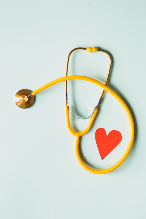 Estetoscopio médico con corazón de papel rojo, símbolo de la salud cardiovascular