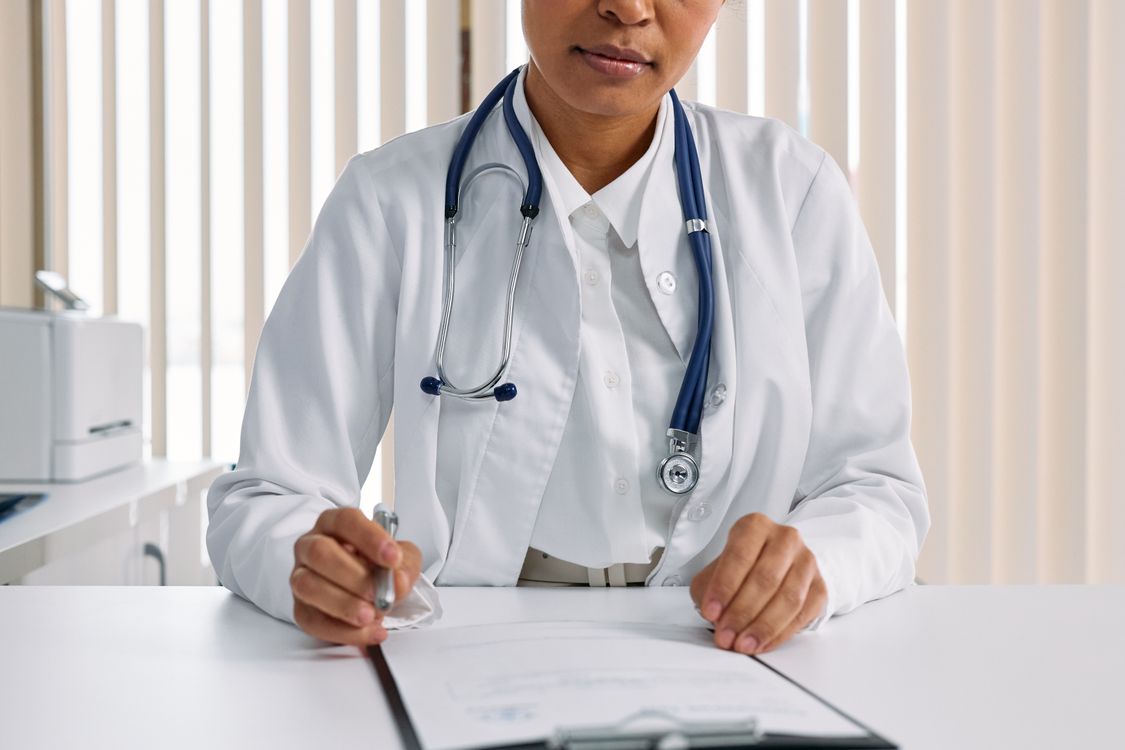 Médico revisando el expediente de un paciente en su consultorio