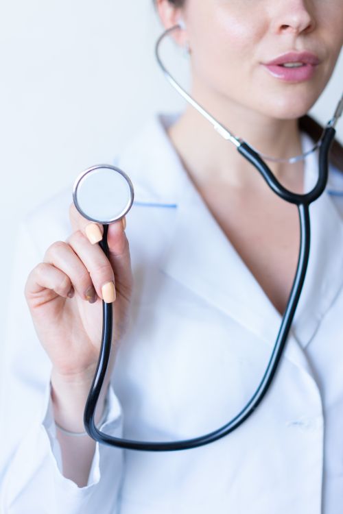 Doctora con estetoscopio, atención cardiológica profesional