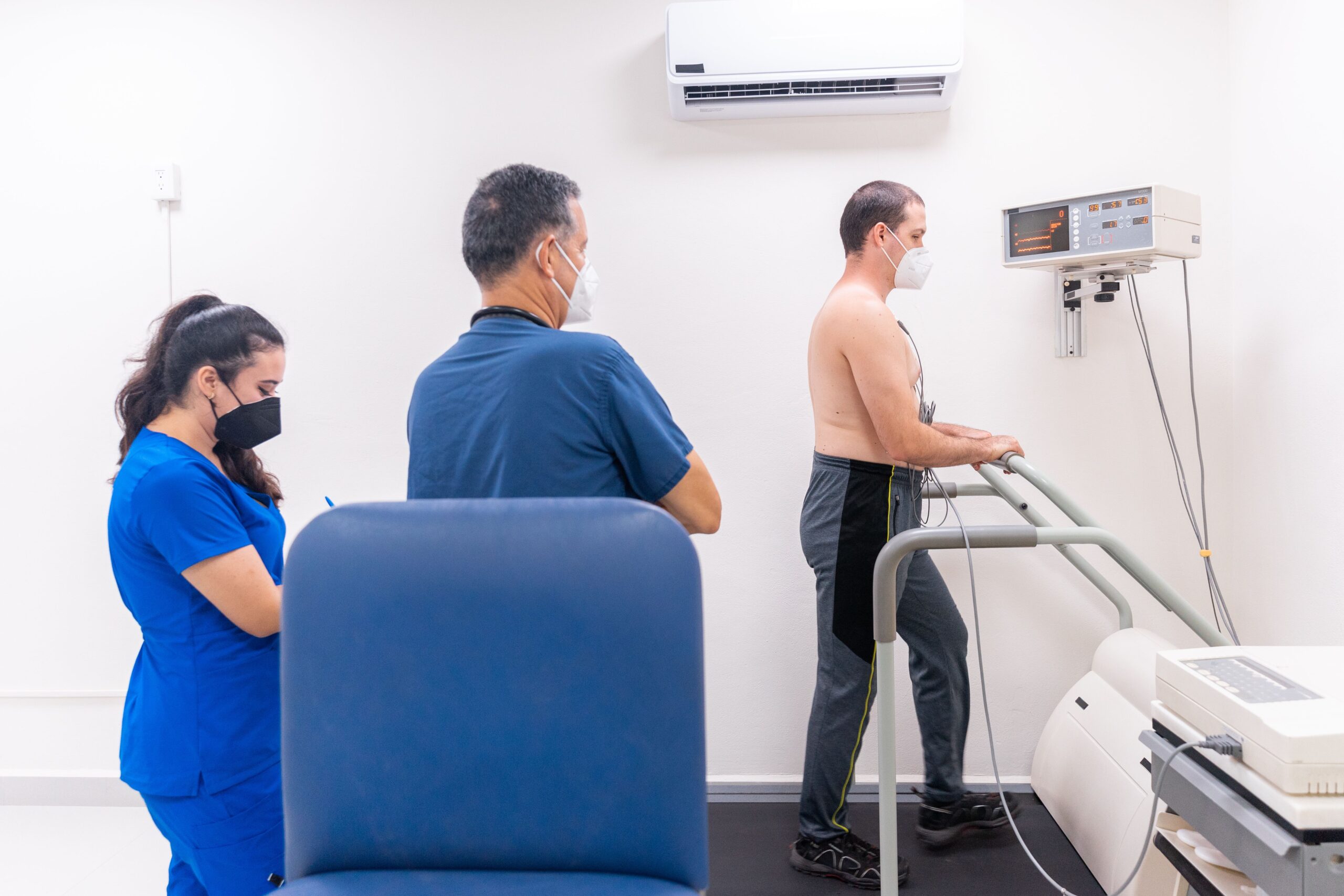 Monitor que muestra el trazo de un electrocardiograma durante una valoración cardiaca