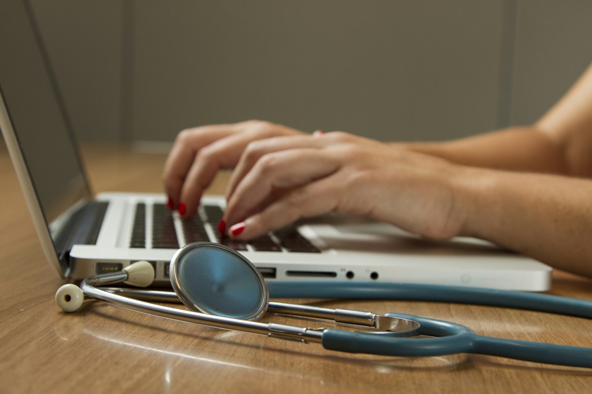 Cardiólogo examinando a un paciente durante una consulta de salud cardiovascular